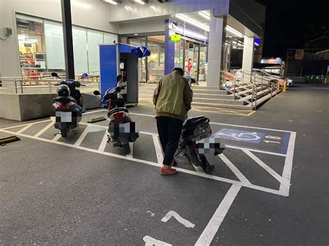 台灣果然是考駕照天堂！ 數台機車錯停在汽車「無障礙車格」 網搜話題 趣聞網搜 發燒車訊