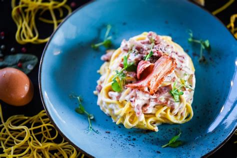 Premium Photo Delicious Carbonara Spaghetti With Crispy Bacon