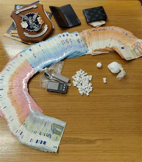 Decine Di Dosi Di Cocaina E 7mila Euro Nascosti In Cucina Arrestato Il