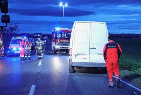 Tödlicher Verkehrsunfall Kleintransporter Kollidiert Mit Motorroller