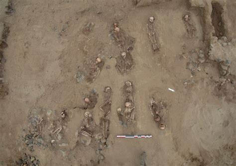 Descubren tumbas de 76 niños sacrificados en rituales del Antiguo Perú