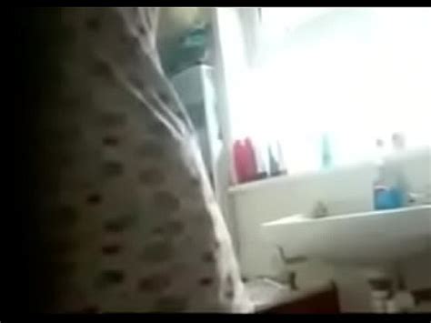 Chica en el baño atrapado por cámara oculta XVIDEOS