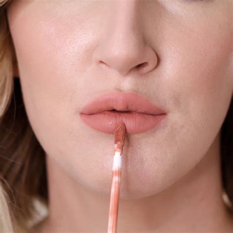 Nhìn lại những thỏi son màu nude đẹp hút hồn trong năm ELLE Việt Nam