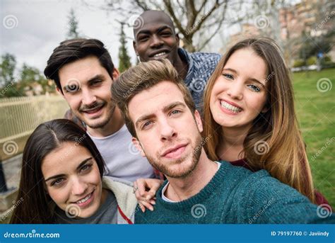 Groupe Multiracial D Amis Prenant Le Selfie Photo Stock Image Du