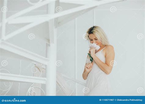 Femme Blonde Posant Dans La Lingerie Blanche Image Stock Image Du