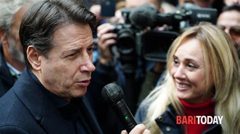 VIDEO Giuseppe Conte In Visita A Bari L Incontro Con I Percettori