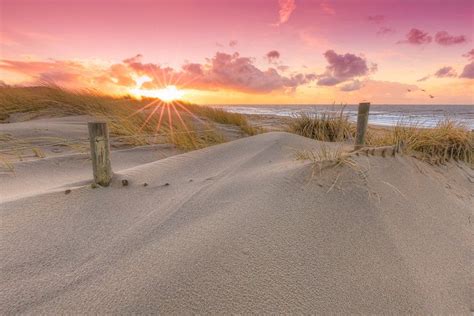 Zonsondergang In De Duinen Van Den Haag Van Rob Kints Op Canvas Behang