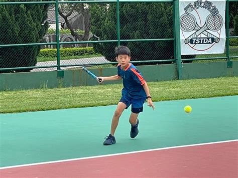 太平洋網基盃c級》陰雨綿綿下順利完賽 男單14歲會外賽選手沈康廷成為最大黑馬 網球 運動視界 Sports Vision