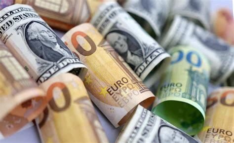 Euro u odnosu na dolar na najnižem nivou od 2002 godine Sve ukazuje i