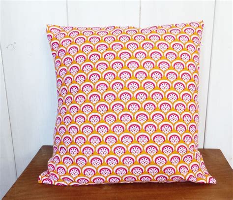 Housse de coussin 40x40 motifs Coquilles fuchsia et jaune rétro