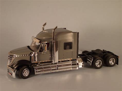 2010 International Lonestar Plastic Model Truck Kit 125 Scale