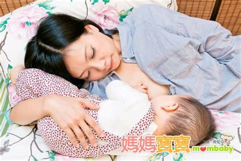 餵母乳餵到手痠？7大正確哺乳姿勢新手媽咪必知