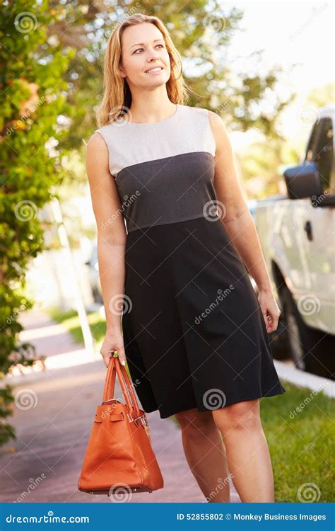 Mulher Que Anda Ao Longo Da Rua Para Trabalhar Foto De Stock Imagem