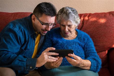 Feliz Y Alegre Anciana Abuela Hablando Con La Familia En Una