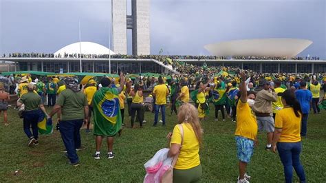 Bolsonaristas Invadem Congresso Nacional Planalto E Stf