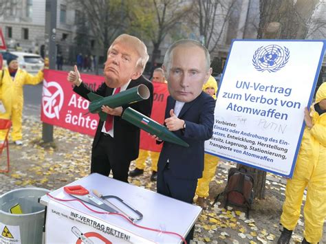 Inf Atomwaffen Vertrag Protest Vor Den Botschaften Russlands Und Der Usa