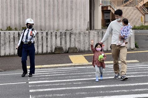 信号機ない横断歩道 車両一斉取り締まり 「歩行者妨害」など77件摘発 ／大分 毎日新聞