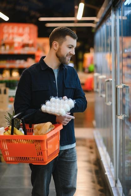 Hombre Que Sostiene La Caja De Huevos En El Supermercado Caja De Huevos