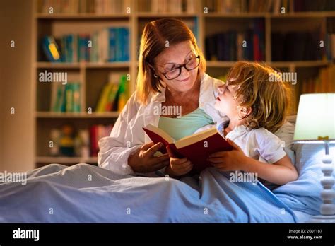 Niño leyendo libro en la cama Los niños leen por la noche Niño