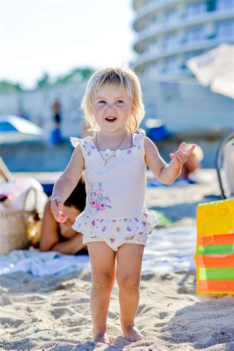 La Petite Fille Blonde Se Trouve Sur La Plage Image Stock Image Du Dur E Blonde