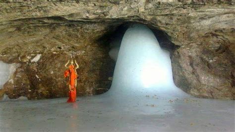 Amarnath Yatra अमरनाथ की पवित्र गुफा में विराजमान हुए बाबा बर्फानी 1