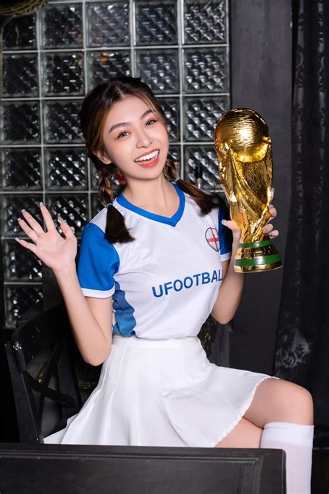 Hot girl mũm mĩm lọt top mỹ nhân World Cup mặc áo đội tuyển hot nhất thế giới
