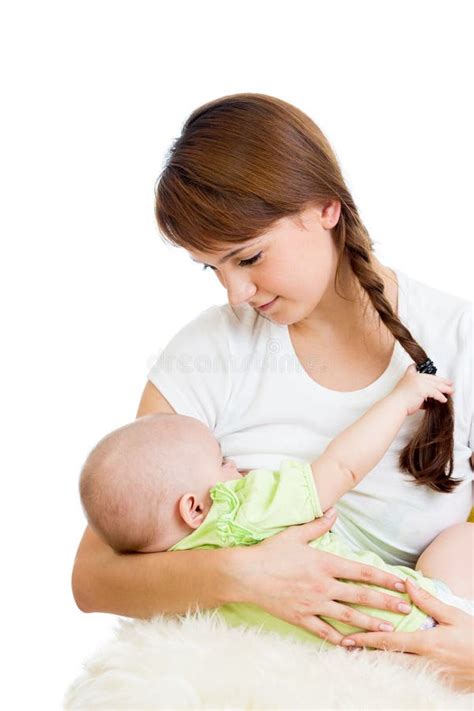 Madre Che Allatta Al Seno E Che Abbraccia Il Suo Bambino Immagine Stock