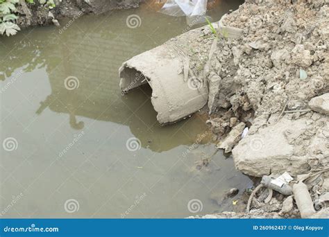 Drenaje De Residuos Tuber A En Tierra Alcantarillado Antiguo La