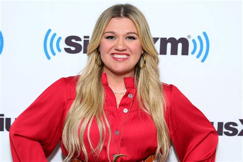 Kelly Clarkson Recalls Hilarious Wardrobe Malfunction During Since U