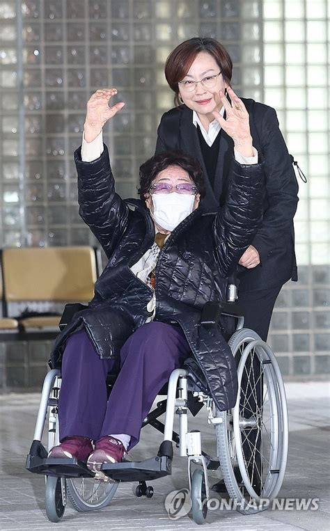 判決を喜ぶ慰安婦被害者 聯合ニュース