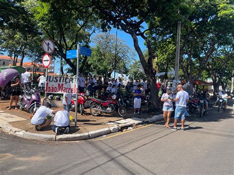 Amigos e familiares protestam contra a morte de João Marcelo Novaes na