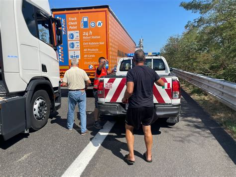 Cisterna In Fiamme Sull A21 Due Morti Riaperto Il Tratto In Direzione