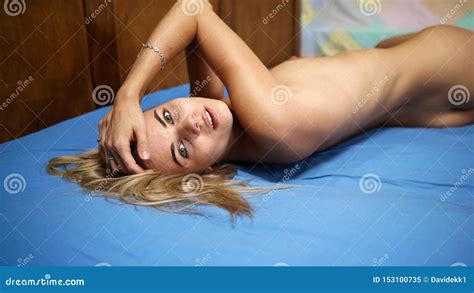 Modelo Nude Que Levanta Na Cama Imagem De Stock Imagem De Lindo