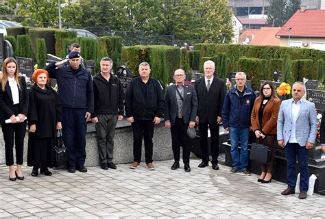 Polo Eni Vijenci I Zapaljene Svije E Na Groblju Sv Ilije Foto