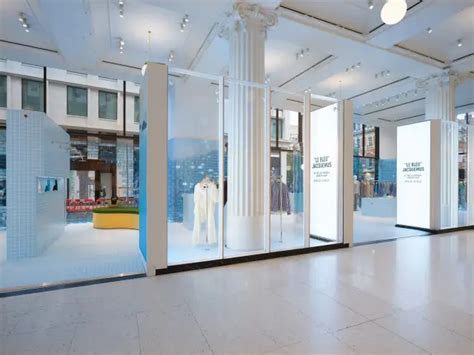 Jacquemus Cr E Une Interpr Tation Surr Aliste Pour Le Pop Up De Selfridges