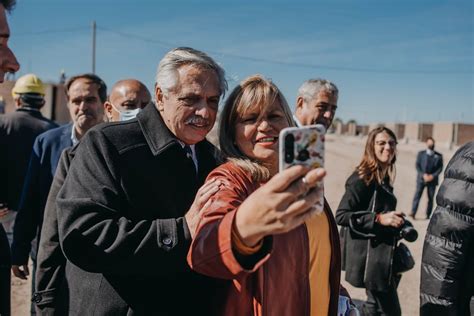 Sergio U Ac Y Alberto Fern Ndez Visitaron La Obra Del Barrio Las Pampas