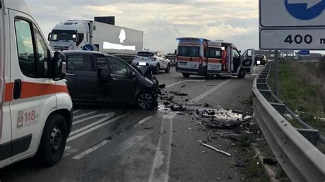 Scontro Fra Auto Sulla Tangenziale Ovest Due Feriti Uno In Codice Rosso