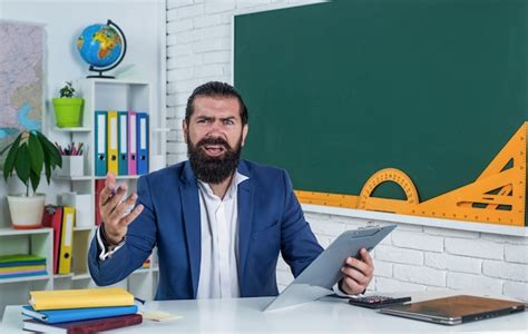 Professeur Barbu Mature La Le On Homme Barbu Brutal Travaille En Classe Avec Tableau Noir Se