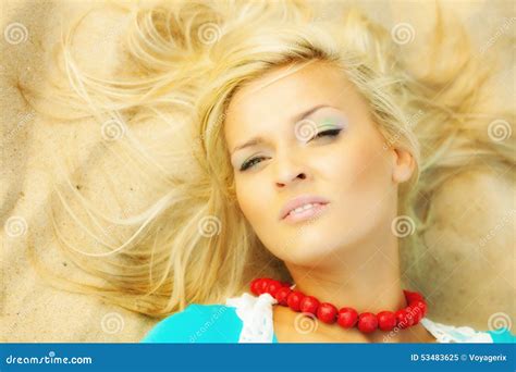 Belle Fille Blonde Sur La Plage Sablonneuse Portrait Image Stock