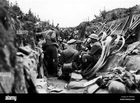 Schlacht Um Verdun Britische Soldaten Im Graben Stockfotografie