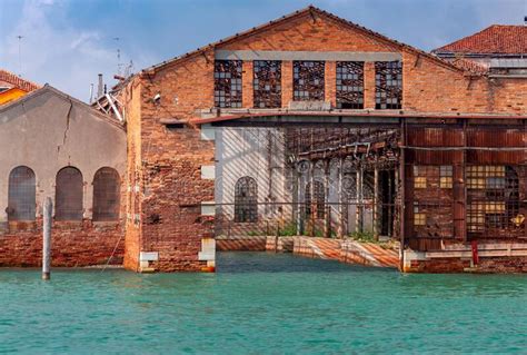 Fachadas De Antiguas Casas Tradicionales En La Isla De Murano Imagen