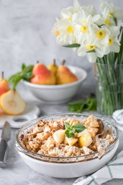 Crumble De Pera Al Horno Con Peras Y Miel En Un Plato Blanco Sobre La