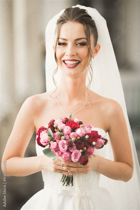 Luxury wedding bride, girl posing and smiling with bouquet Stock-Foto ...