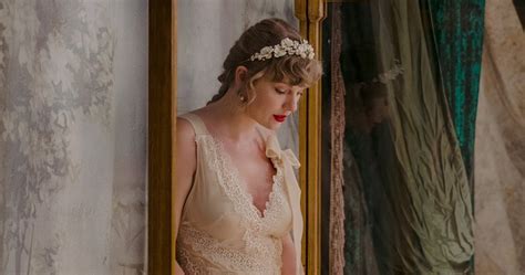 Taylor Swift Announces New Album Evermore