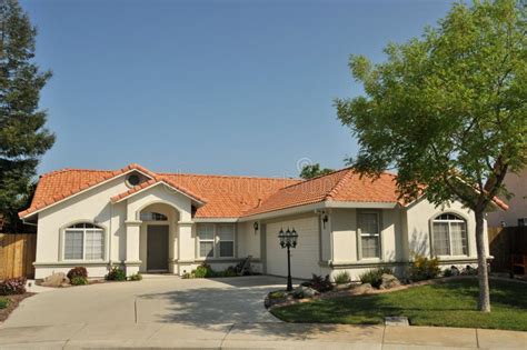 House With Long Driveway And Landscaping Stock Image - Image: 14085701