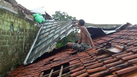 Rumah Warga Di Rusak Diterjang Angin Puting Beliung Bekasipedia