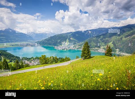 Sch Ne Bergwelt Der Alpen Mit Klaren See Und Wiesen Voller Bl Hender