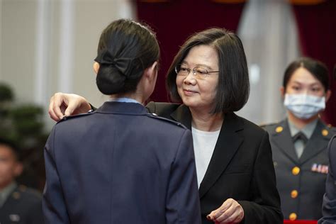 總統期許三軍六校院畢業生發揮信心、勇氣及專業 貢獻所長