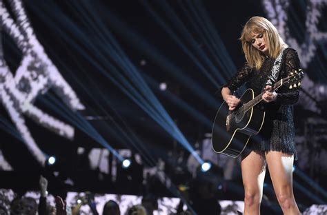 Taylor Swift Playing Guitar Hd Wallpaper Wallpaper Flare