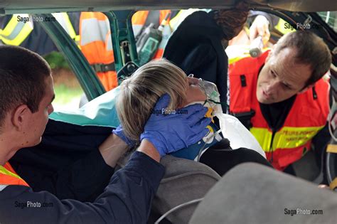 Photo De Maintien De La Tete De La Victime Exercice Secours Routier